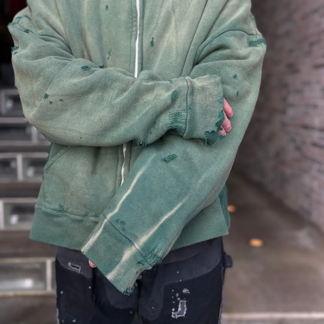 SAINT Mxxxxxx DBL FACE ZIP UP HOODIE/GREEN Double-layer destroyed waffle zipper jacket, washed green S-XL, a style that has been used in the summer. After continuous fine polishing, it has finally been shipped. The finished product is simply a work of art. Super heavy washing and distressing. Multiple water fades. Excessive hand-made wormhole destruction processing. Deconstruction and reorganization embroidery technology. Custom-made zippers with LOGO. The color details of the zipper webbing are also correct. Original grade fruit main label and wash water label. Top purchasing grade. A layer of waffle fabric is added to the inner lining to make the overall texture stronger and increase the comfort and warmth of the wearer.